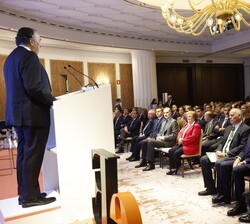 Don Felipe atiende a la presentación de Gregorio Peña, presidente editor de Editorial Ecoprensa